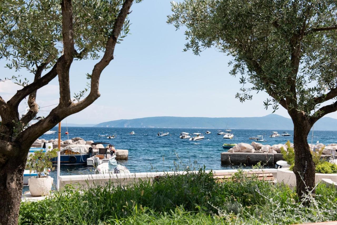 Beachfront Apartment Rosa Del Mar Jardin Moscenicka Draga Exterior photo